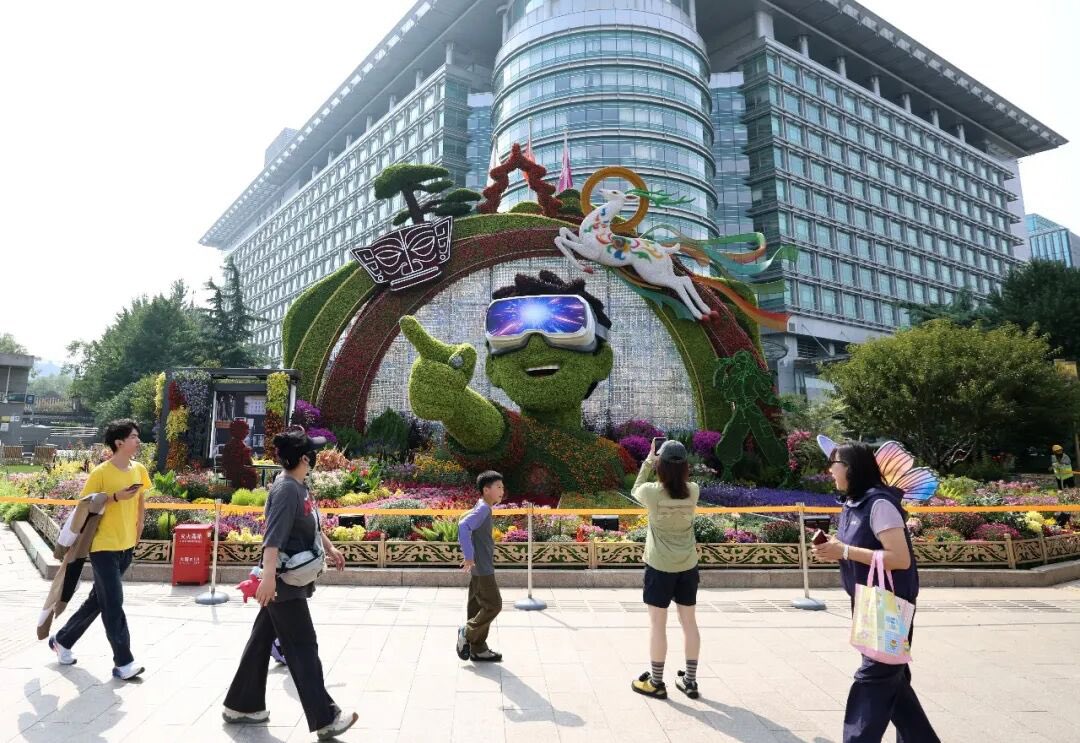 GoodlivingCN's tweet photo. China's National Day is here! Here's to the country and its future!

#Beijing is dressed up for the celebrations, with an 18-meter-tall floral basket at Tian'anmen Square and 10 #flower installations along Chang'an Avenue.

From Jianguomen to Fuxingmen, the displays bring China's past, present and future to life, featuring AI, VR, robots, wildlife and more. Which one would you love to see?
#2026NationalDay
(Photo Source: Xinhua)