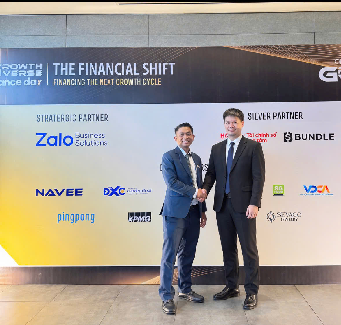 zBitVietnam's tweet photo. 🚀 ZBit TẠI GROWTHVERSE FINANCE DAY 2026
Ngày 30/9/2026, zBit hân hạnh đồng hành với vai trò đối tác trưng bày tại GrowthVerse Finance Day 2026 – diễn đàn quy tụ các CEO, CFO, Founder cùng đại diện các tổ chức tài chính, ngân hàng và doanh nghiệp. Sự kiện được bảo trợ bởi SVDCA - Chi hội truyền thông số Việt Nam tại miền Nam
Tại sự kiện, zBit mang đến:
📊 Crypto Market Report – 9M/2026:
Dữ liệu, xu hướng và những chuyển động đáng chú ý của thị trường crypto trong 9 tháng đầu năm.
📚 Finance Knowledge Hub 
Từ những khái niệm cơ bản đến kiến thức chuyên sâu – giúp cộng đồng tiếp cận tài chính theo cách dễ hiểu và có hệ thống hơn.
🤝 Kết nối • Dữ liệu • Kiến thức 
Từ dòng vốn, thanh toán xuyên biên giới đến tài sản số – zBit cùng cộng đồng khám phá những chuyển động đang định hình bức tranh tài chính 2026.
The market moves fast.  Stay informed. Stay ahead. ⚡
#zBit #GrowthVerse #FinanceDay2026 #Crypto #Finance