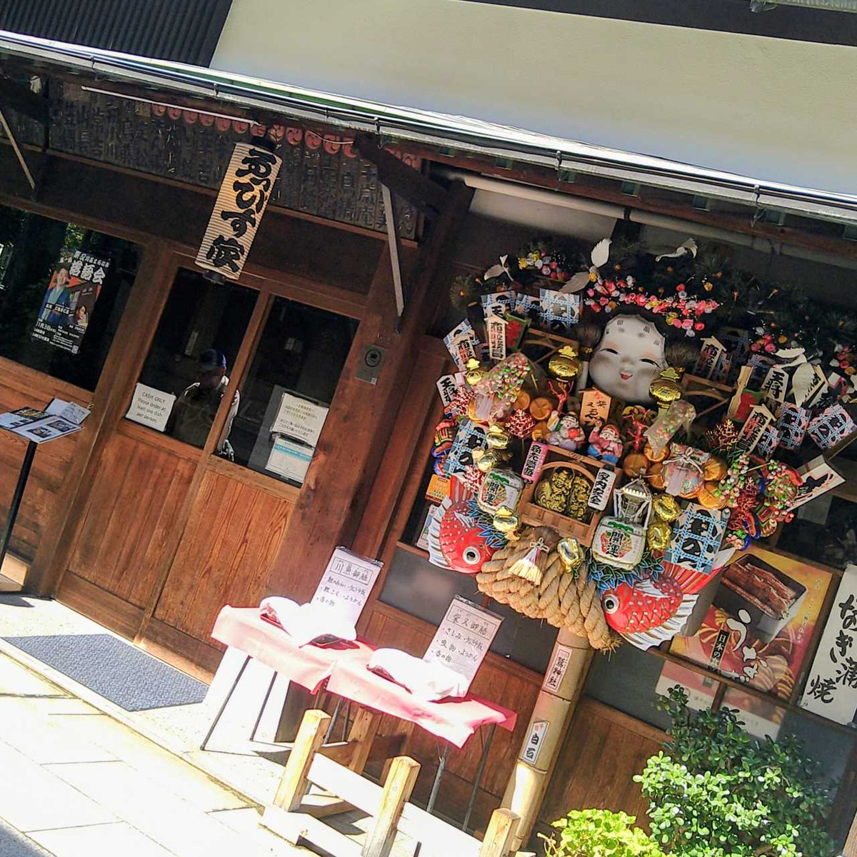 fuuryuu1's tweet photo. 15㎞で給水したけど、土手には自販機がないよね！
きょうは24㎞で足がつってDNF😔
徒歩で帝釈天まで・・・
あとどのくらいあるのかなぁ～と思っていたら！
あと2600ⅿの看板を発見！

＃ランニング
＃スロージョグ https://t.co/GsLsvkyD3k