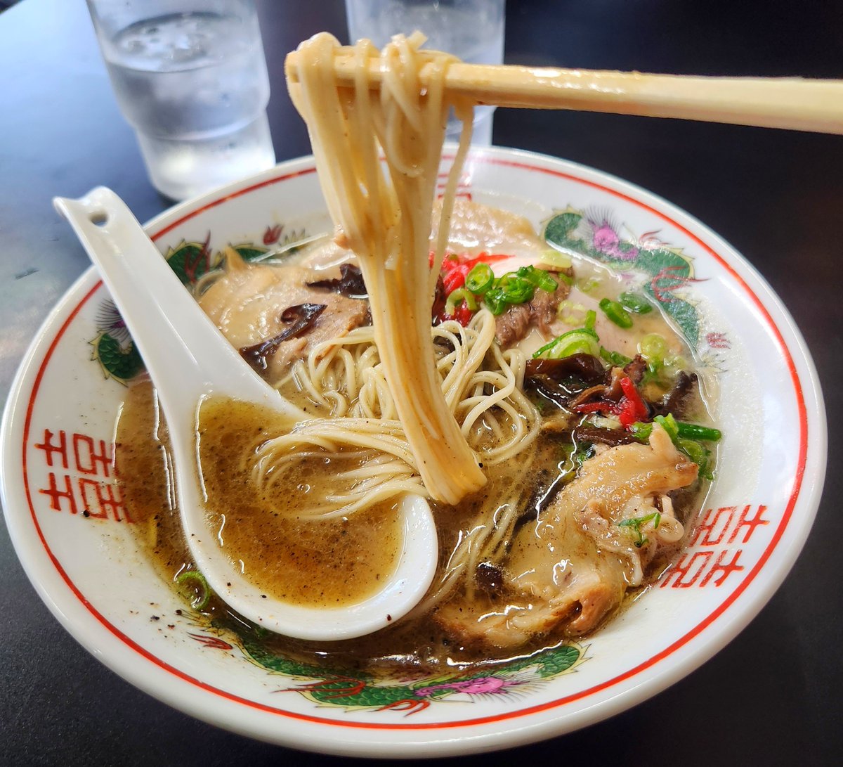 tete_ume's tweet photo. 今日は #王者-23さん🦁✨🤩💕
【豚骨チャーシュー麺（塩）】+【黒マー油】😍💕

王者さんの細麺久しぶりだぁ✨😍💕
めっちゃ美味しい😍💕
最初から最後までずっと美味しい✨😍💕
コクのある豚骨スープうまぁ〜✨🤩💕

やっぱり大将凄い✨👏👏🤩💕

#ラーメン
#徳島 https://t.co/njpN93B2sp