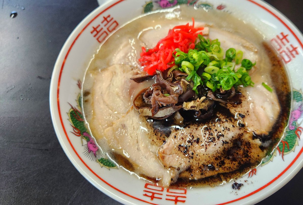 tete_ume's tweet photo. 今日は #王者-23さん🦁✨🤩💕
【豚骨チャーシュー麺（塩）】+【黒マー油】😍💕

王者さんの細麺久しぶりだぁ✨😍💕
めっちゃ美味しい😍💕
最初から最後までずっと美味しい✨😍💕
コクのある豚骨スープうまぁ〜✨🤩💕

やっぱり大将凄い✨👏👏🤩💕

#ラーメン
#徳島 https://t.co/njpN93B2sp