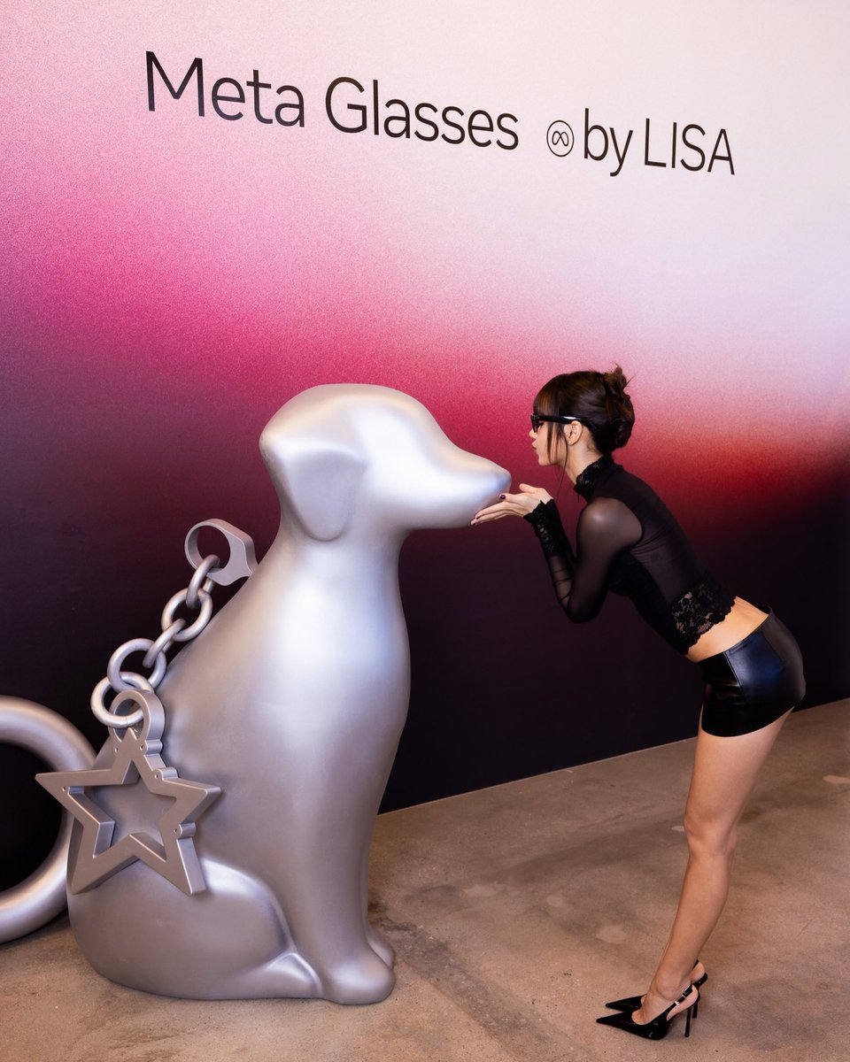 LISANATIONS_'s tweet photo. LISA serving looks at the Meta Glasses by LISA pop-up in LA. 🖤

#LISA #MetaGlassesbyLISA https://t.co/bR2mMZA0W4