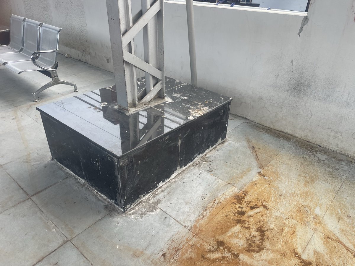 citizenofgnu's tweet photo. The plight of platform 2 is pathetic at Salem railway station, none of the sitting facility/ chair is clean, , @AshwiniVaishnaw @indianrailway__ https://t.co/V0sUvbOQ5C