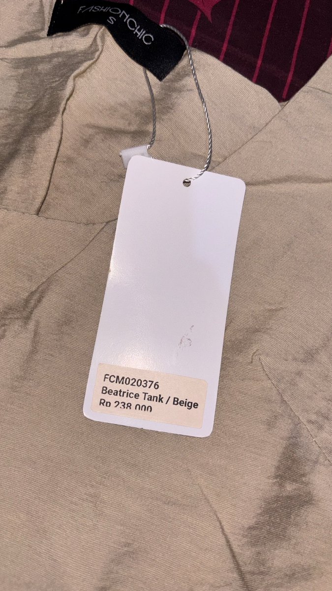 lostingalaxies_'s tweet photo. Sama mau jual ini, new ya. Masih ada price tag juga. Size s fit to m sih menurutku. Yang minat boleh reply atau dm ya untuk price nya ku jual di bawah price tag ofc👌🏻☺️✨ https://t.co/vUFIqePPkq