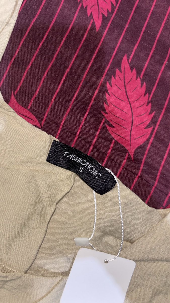 lostingalaxies_'s tweet photo. Sama mau jual ini, new ya. Masih ada price tag juga. Size s fit to m sih menurutku. Yang minat boleh reply atau dm ya untuk price nya ku jual di bawah price tag ofc👌🏻☺️✨ https://t.co/vUFIqePPkq