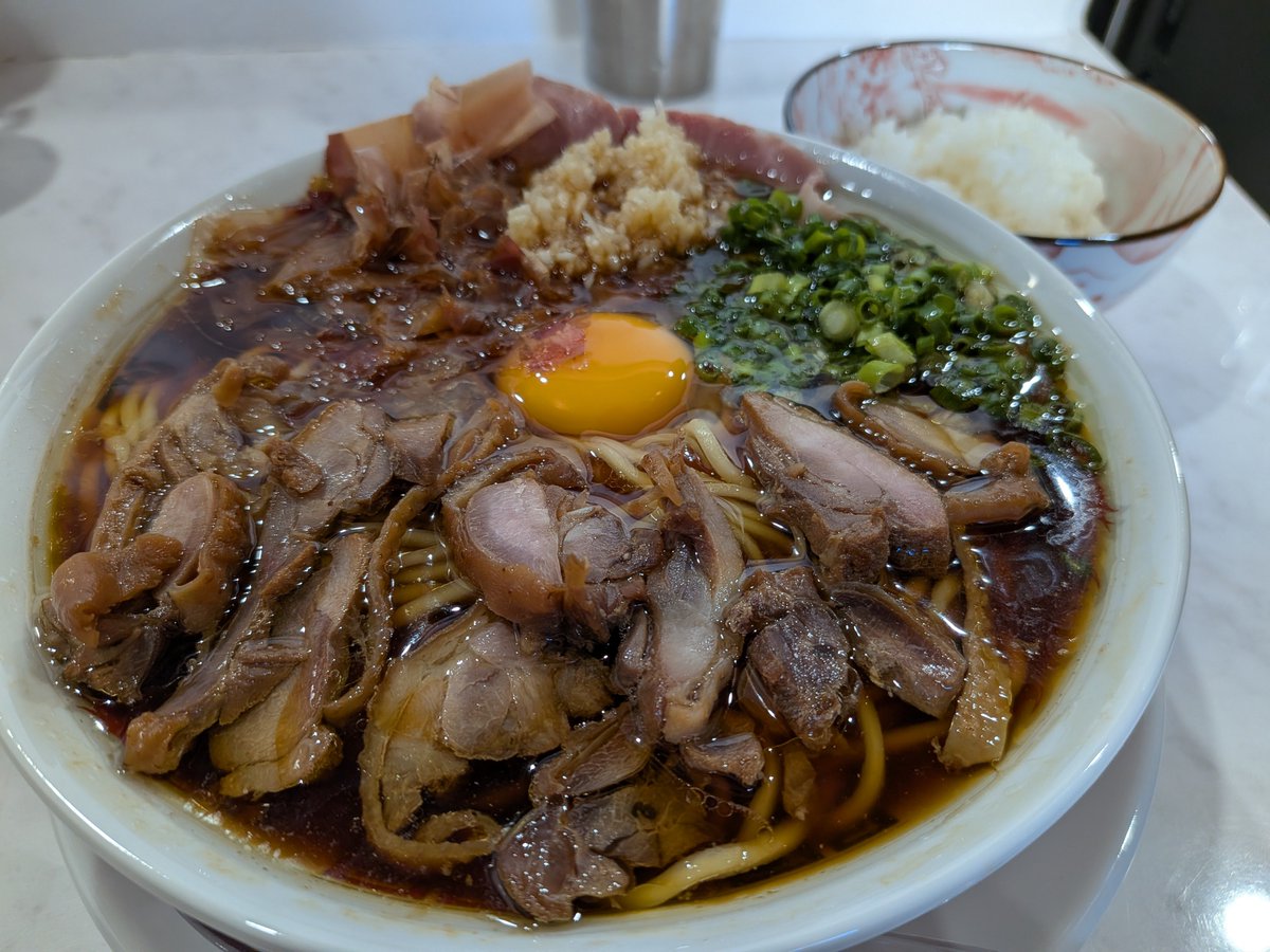 mamimami_fp1's tweet photo. 中野坂上 中華そば飛龍さん。
親鶏中華そば ニンニク+ゴハン。
退院後、酷い吐き気のせいで2日間何も食べられなかったワタシ。空っぽの胃袋に中華そばの優しい味が心に染みてすご〜く美味しかった〜。生きて帰れた事に感謝！！ご馳走様でした😊#中華そば飛龍 #中野坂上  #親鶏中華そば https://t.co/wGJyKe731q