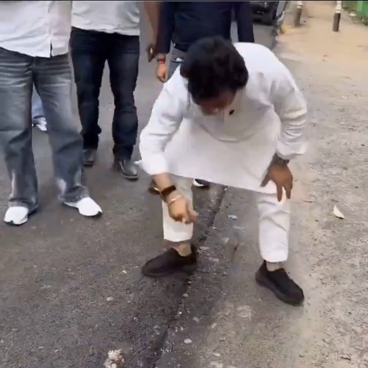 abhinaymaths's tweet photo. सड़क की मजबूती हथौड़ी से दो-चार वार करके तय नहीं होती साहब।

Civil Engineering में सड़क की quality और strength के लिए proper laboratory testing, material testing, density,compaction checks और जरूरत के अनुसार core cutting जैसी तकनीकी जांच होती है। 
लेकिन यहा नेता जी खुद हथौड़ा लेकर सड़क की मजबूती जाँचने पहुँच गए।

और हथौड़ा भी ऐसे चला रहे हैं जैसे सड़क डामर की नहीं, रुई की बनी हो कहीं टूट गई तो पोल न खुल जाए!
जनता ऊब चुकी है एसे ड्रामो से 
कुछ अच्छा और जनता के हित में भी कर लो  काम