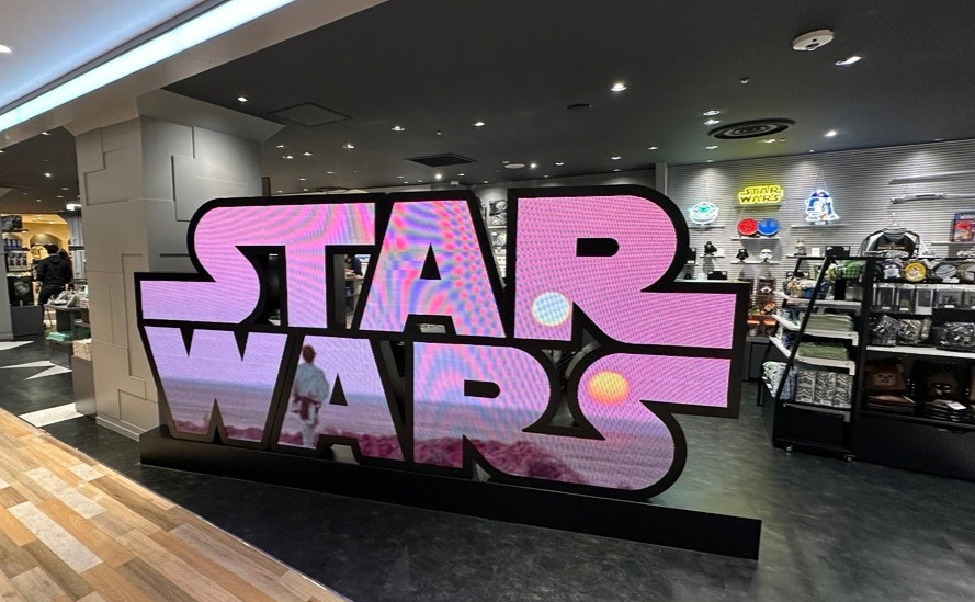 starwarsjapan's tweet photo. ＼本日(10/1)より開店🎊／
⠀
 日本初の常設スター・ウォーズオフィシャルストア
 ＜STAR WARS STORE by BENELIC＞
池袋PARCOにオープン！
⠀
🔹限定グッズの販売
🔹好きなワッペンを選んで遊べるカスタムバッグ(販売品)の体験など
⠀
#スターウォーズ の世界観を楽しめる
特別な空間をお届け✨
⠀
▼詳細
https://t.co/kiAs1xadlZ (外部サイト)

※入場には事前予約が必要です