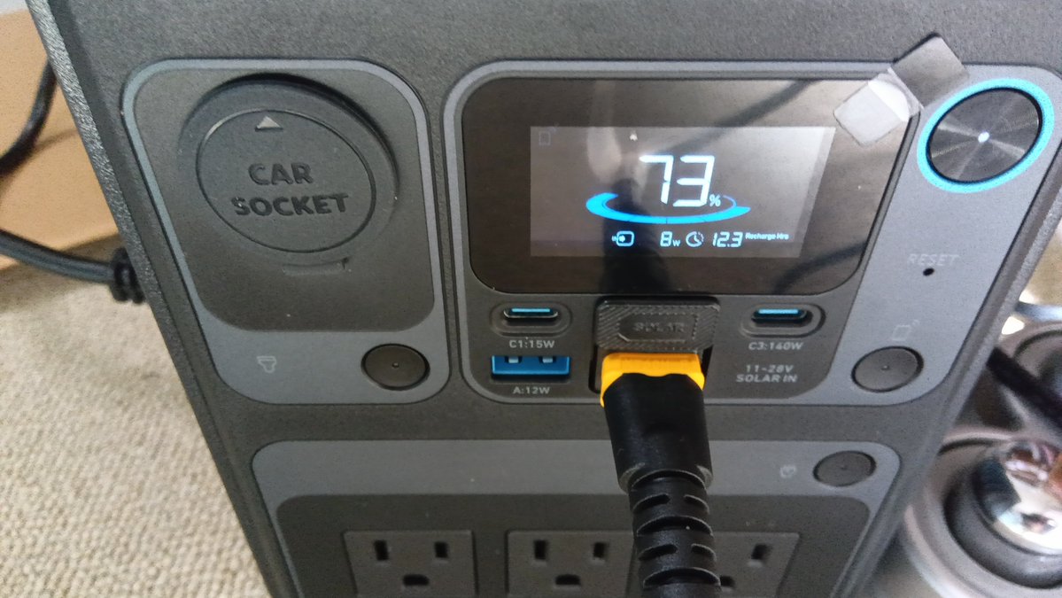 shimada_tomoki's tweet photo. 久しぶりに晴れたので、太陽光発電始めてみた。浪費をしなければならないという強迫観念により、ソーラーパネル買った。日当たりは良いわけではないけど、3時間で1円程度は稼いで（？）くれる。 https://t.co/vdSh9aMwAV