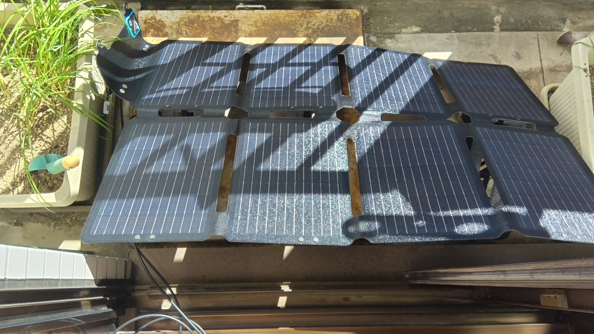 shimada_tomoki's tweet photo. 久しぶりに晴れたので、太陽光発電始めてみた。浪費をしなければならないという強迫観念により、ソーラーパネル買った。日当たりは良いわけではないけど、3時間で1円程度は稼いで（？）くれる。 https://t.co/vdSh9aMwAV