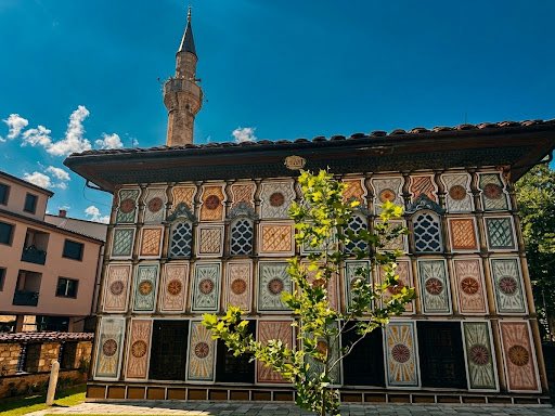 ifkoparan's tweet photo. Makedonya'nın Kalkandelen (Tetovo) şehrindeki Alaca Cami. Hurşide ve Mensure isimli 2 kız kardeş evlenmeyip tüm yaşamlarını ibadete ve hayır işlerine adıyorlar; ziynet eşyalarını, çeyizliklerini satarak caminin inşaatını tamamen kendi ceplerinden finanse ediyorlar. https://t.co/jVZj2E3ab7