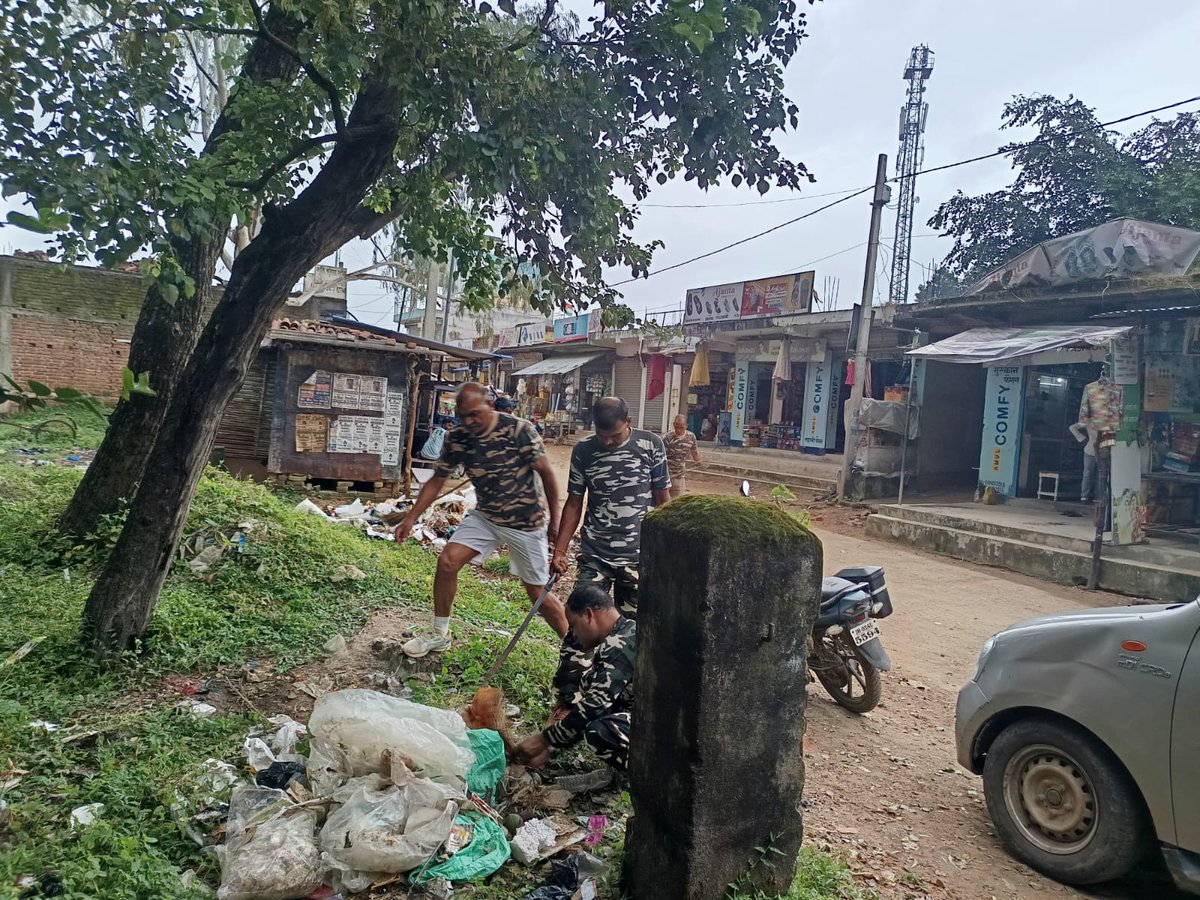 35bnSsb's tweet photo. 35 बटालियन सशस्त्र सीमा बल, चतरा  की ‘सी’ समवाय लावालोंग ने स्थानीय लोगों के साथ मिलकर स्वच्छता अभियान चलाकर दिया स्वच्छता का संदेश।
इस दौरान जवानों ने समवाय  मुख्यालय परिसर के साथ-साथ आस पास के इलाके जैसे बाजार आदि की साफ-सफाई की।
@SwachhBharatGov 
@MoHUA_India
@MoJSDDWS https://t.co/Kl6qcBv7Aj
