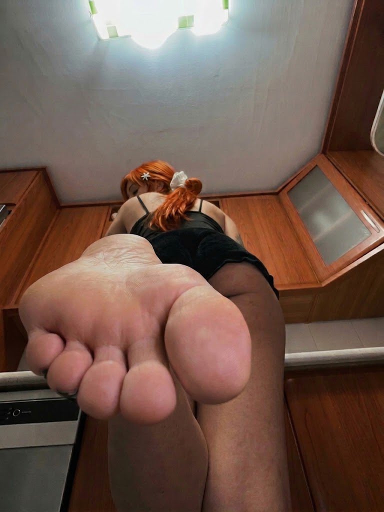 G_orihime's tweet photo. Viens manger de bon matin. Ton seul repas de la journée 🦶😘

#feet #domina https://t.co/8JN7ddG1Il