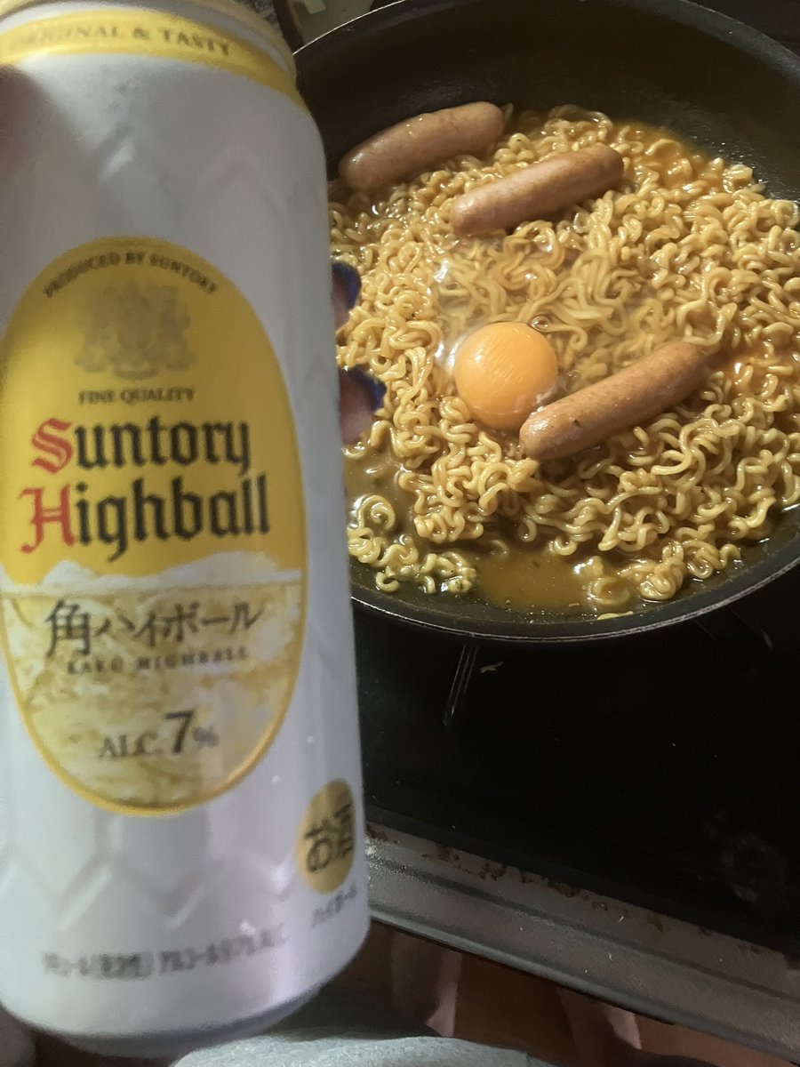 sake_nomoya_'s tweet photo. 辛ラーメントゥーンバ食べながら昼から飲酒❤️ https://t.co/1gP7DlqT9t