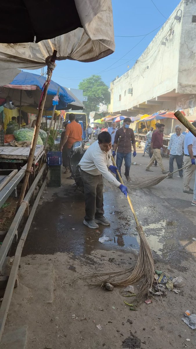 BalrajsinhMla's tweet photo. સ્વચ્છતા હી સેવા...

#SevaSankalpAbhiyan અંતર્ગત દહેગામ ખાતે સ્વચ્છતા અભિયાન અંતર્ગત શ્રમદાન કર્યું.

આવો, આપણે સૌ પણ આપણા આસપાસના સ્થળોની સ્વચ્છતા જાળવી સેવા કાર્યમાં પોતાનું યોગદાન આપીએ.

#SevaMeraYogdan https://t.co/4cKvsLGBNg