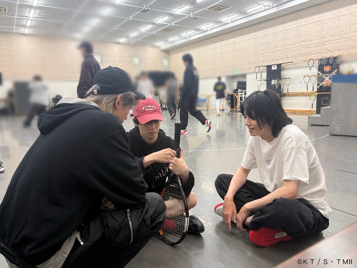 TennimuNews's tweet photo. 【 #新テニミュ 】劇場より🎾
劇場入りしました！初日を迎える前に稽古場での写真をお届けします。今回スウィングとして参加してくれている樋口明志くんも一緒の集合写真です✨稽古アンダーとしても支えていただき、ここまでスムーズに進行することができました🤝
また、激しいラリーでボロボロになった小野くんのグリップテープを巻き直してあげている座長も📷 色々な場面でみんなで支え合ってここまできました🙌 明日初日に向けて、最終調整がんばります！