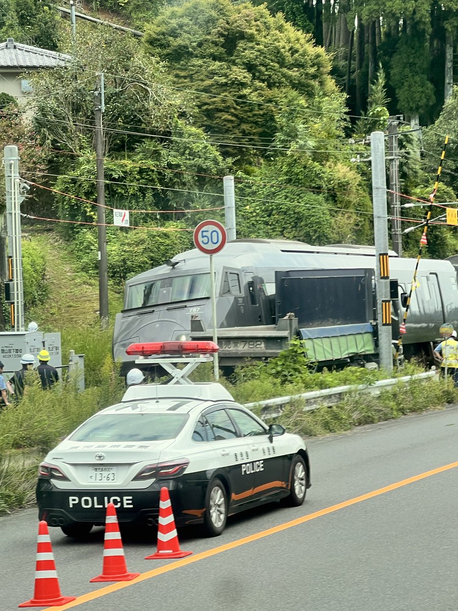 fuu_74829's tweet photo. ぅあああああ💦💦💦💦
宮崎方面に向かおうとしてたらこれ〜
国分駅で列車降ろされ事故現場ツアー
さーーーて、この先の行路も楽しみますか〜
 #日豊本線 #列車 https://t.co/j5BEevwqhj