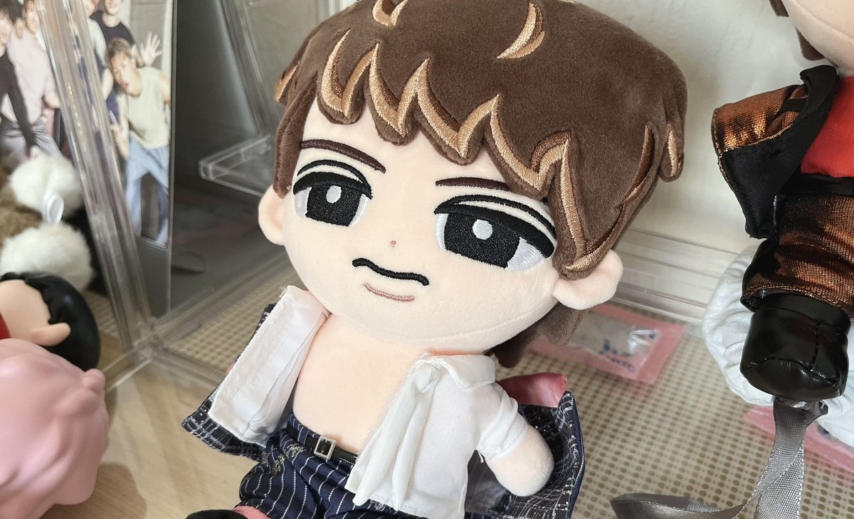 m22ik6's tweet photo. 2連休なのでソフビとぬいの住処を改造してたら､､ちょっとお兄さん！！🫣どうしてそうなった？マジックテープの粘着力がそろそろ緩くなってるのかな？ https://t.co/UQfjIP7J9R