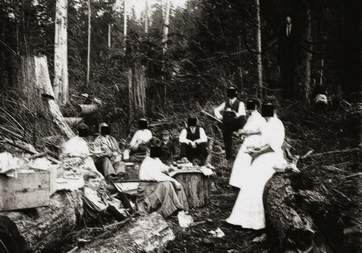 Creeps_Spaghett's tweet photo. Family Picnic, 1930.
#slenderman #slenderverse https://t.co/dpUO4OUzYJ