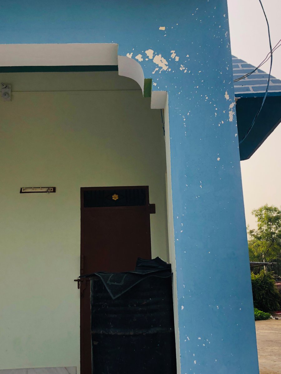 Raj_Amock's tweet photo. I am writing to you to formally lodge a complaint regarding the performance and quality of a Dulux paint product I recently purchased and applied to my home.
Product Name: Dulux Promise smartchoice exterior acrylic emulsion 
Color Name/Code: 70BG28/169 Blue
Rajsthan 
@DuluxIndia https://t.co/6SC4YveyYk