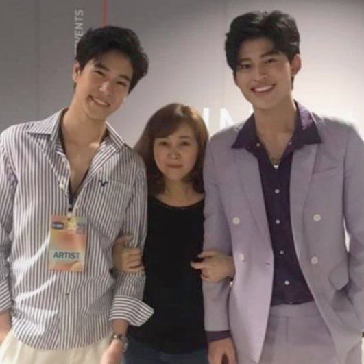 phupeanuts's tweet photo. phuwin kalo foto sama mama pond selalu kalem dan imut 🤏🏻 mana setiap foto tangan phuwin selalu di gandeng huhuhu cuteeee <3 https://t.co/Rst03DVNvo