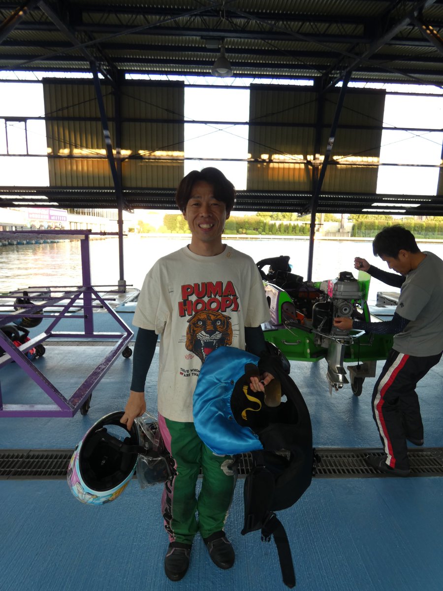 hochi_boatrace's tweet photo. 住之江、東京・大阪・福岡三都市対抗戦（前検日・３０日）

　江夏満は前検日、複勝率���６％の８０号機を引き当て笑顔をみせた。 https://t.co/BkVsuwyEJf