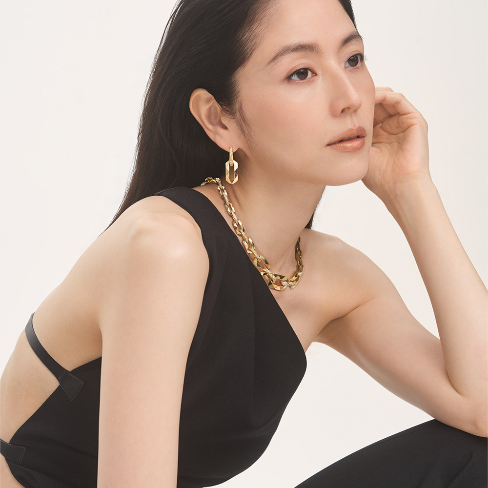 voguejp's tweet photo. 「自分らしい身につけ方ができるのも魅力」と長澤まさみが語ったグラフのジュエリーを✔️
https://t.co/va6fr2jc9X

#PR https://t.co/d59L7EHlME