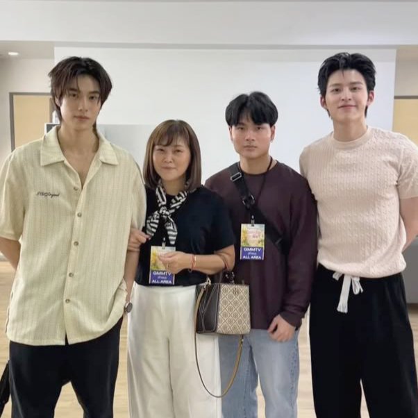 phupeanuts's tweet photo. phuwin kalo foto sama mama pond selalu kalem dan imut 🤏🏻 mana setiap foto tangan phuwin selalu di gandeng huhuhu cuteeee <3 https://t.co/Rst03DVNvo