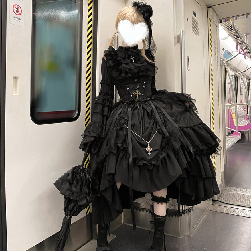 withu_gothic's tweet photo. 【No.1】ゴスロリワンピースの選び方｜素材・丈・シルエットで印象が変わる🖤
豪華絢爛なゴスロリセットアップ登場！
ブラウスとふわりスカートが一体化した特別なドレスです。
色はブラックとホワイトの2色。
完璧なお人形のようなシルエットをお楽しみください！
詳しくはこちら→ https://t.co/z4psAB5UvU
#ゴスロリ #セットアップ #ダークゴシック #ロリータファッション