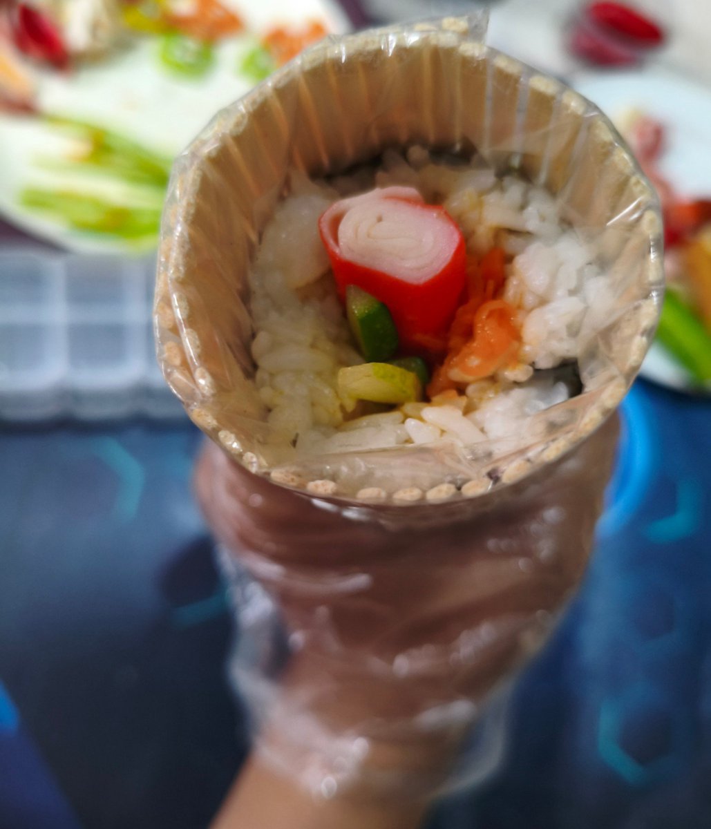 4oktber's tweet photo. Mama Kim = passion nya di bidan FnB 😀

Ini bikin 🍣🌯🍱 mini KIMBAB/Sushi..
Isiannya crabstik,nugget,kornet

Harga 1 slice = 1.000
Jualnya = didepan Gerbang SD 

Nih cara bikinnya,,😊 https://t.co/NUNFIu9qiu