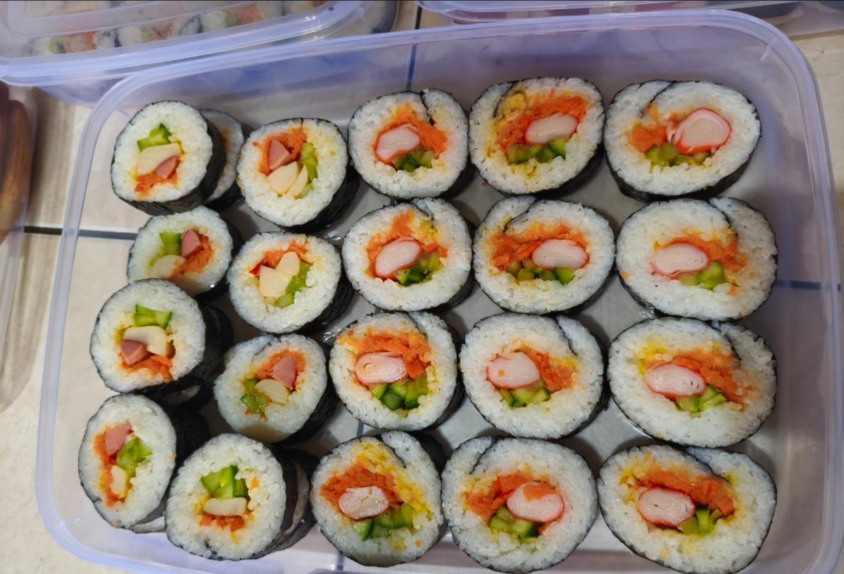 4oktber's tweet photo. Mama Kim = passion nya di bidan FnB 😀

Ini bikin 🍣🌯🍱 mini KIMBAB/Sushi..
Isiannya crabstik,nugget,kornet

Harga 1 slice = 1.000
Jualnya = didepan Gerbang SD 

Nih cara bikinnya,,😊 https://t.co/NUNFIu9qiu