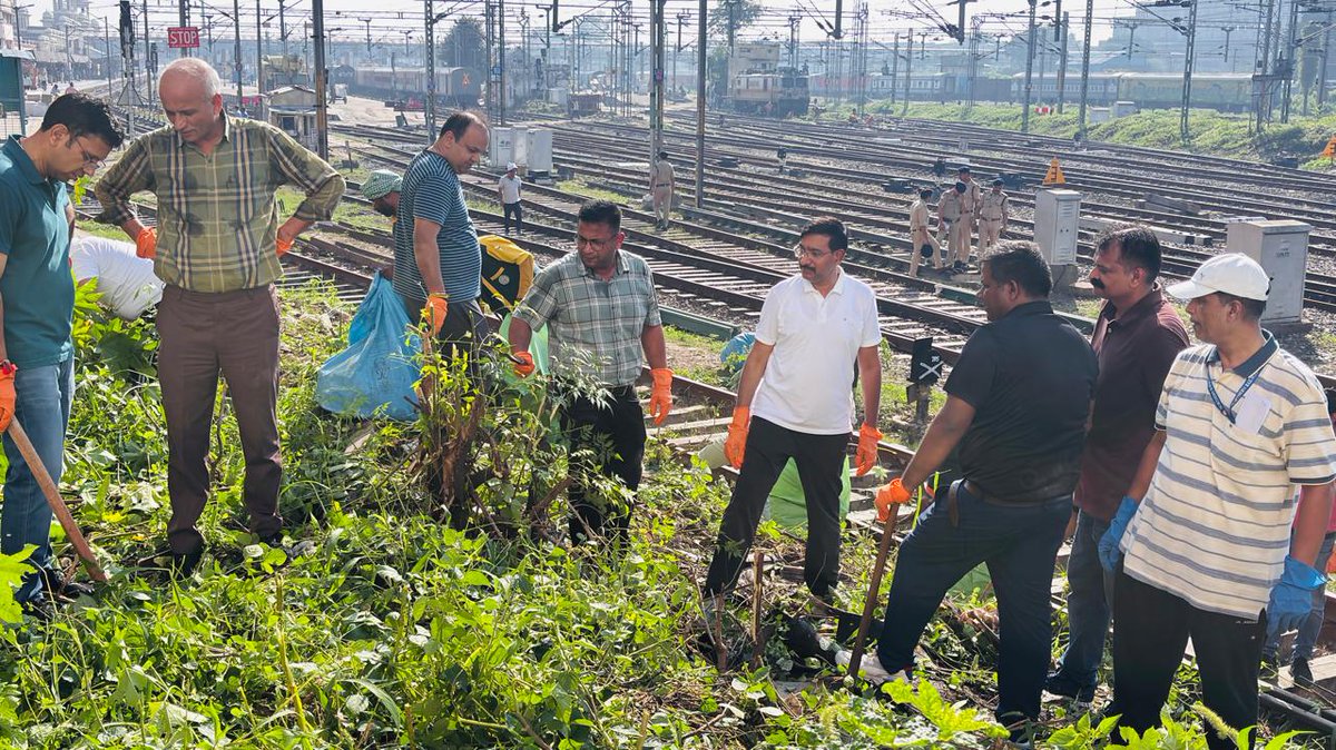 drm_lko's tweet photo. #SwachhataHiSeva2026 अंतर्गत मंडल रेल प्रबंधक, उत्तर रेलवे, लखनऊ, श्री सुनील कुमार वर्मा द्वारा लखनऊ स्थित चारबाग़ रेलवे स्टेशन पर सभी अधिकारियों एवं कर्मचारियों के साथ श्रमदान कर स्वच्छता अभियान में सहभागिता की तथा स्वच्छ एवं स्वस्थ वातावरण बनाए रखने का संदेश दिया।
#SHS #CleanlinessDrive #SWMRules2026
