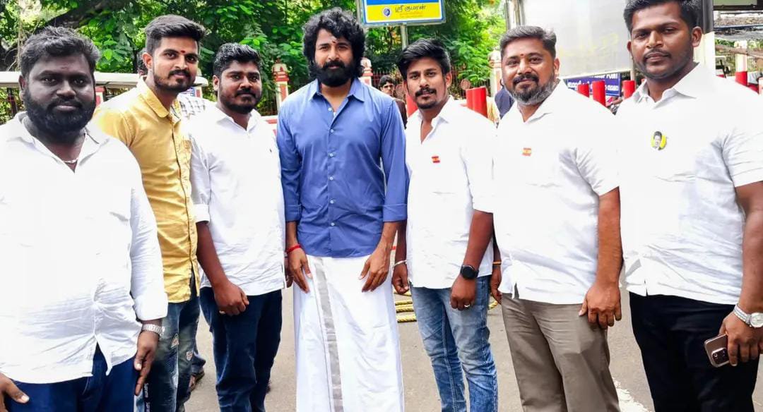anbutvk6's tweet photo. எந்த நடிகரும் political peoples போட்டோ தர மாட்டாங்க ஆனா #SK ஒருத்தர் மட்டும்தான் நம்ம #TVK  தொண்டர்களை பார்த்து அவங்க போட்டோ கேட்டதும் நின்னு போட்டோ கொடுத்துட்டு போனார் இவர் அப்படி சொல்லி இருப்பார் என்று எப்படிடா நம்புறீங்க? KGF படம் என் கதை சொன்னவன்டா @Seeman4TN 😂🤣 #TVKVijay‌ https://t.co/MgI3T2bV23