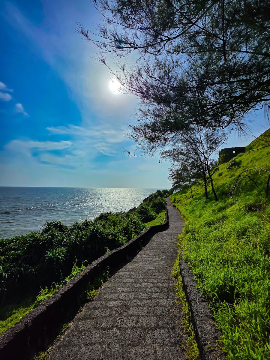 KeralaParadize's tweet photo. 🏰 Where ancient walls meet the Arabian Sea. 🌊✨
Bekal Fort, Kerala's iconic coastal fortress, offering breathtaking sea views and centuries of history.
📍 Bekal, Kasaragod
#BekalFort #Kasaragod #KeralaParadise #Kerala #GodsOwnCountry #KeralaTourism #ExploreKerala #Heritage https://t.co/q2ZQ5prjQl