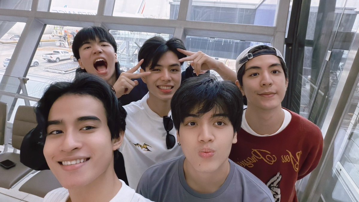 GMMTV's tweet photo. ไกลแค่ไหนพวกเราก็พร้อมจะไป ✈️❤️ ขอแค่ทุกคนรอพวกเราอยู่ ชาวปารีส แล้วเจอกันนะจ๊ะ 🇫🇷

No matter how far we go, we’ll always be ready to come to you. ✈️❤️
As long as you’re waiting for us, we’ll be there.
Paris, see you soon! 🇫🇷

Peu importe la distance, nous serons toujours prêts à venir vous retrouver. 
Tant que vous nous attendez, nous serons là. ✈️❤️
Paris, à très bientôt ! 🇫🇷

#GMMTVFANDAY37INPARIS
#SEAKEENxFANDAY37INPARIS
#TPOPSTAGEINPARIS
#CLO_VERxTPOPSTAGEINPARIS
#GMMTV