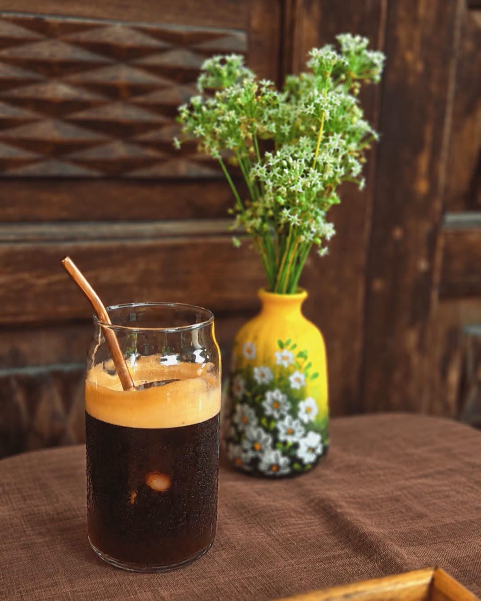 Louisb_crypto's tweet photo. Cafe chiều thứ 5 ☕
Một ly cà phê đá lạnh, lớp bọt kem mỏng tan chậm trên mặt ly, ống hút đồng nghiêng nhẹ. Bình hoa vàng vẽ hoa trắng đặt cạnh, tường gỗ cũ phía sau tạo cảm giác ấm và chậm.
Bạn đang ở đâu, uống gì chiều nay?
#CafeChieu #Thu5 https://t.co/GqlIKCKNwv
