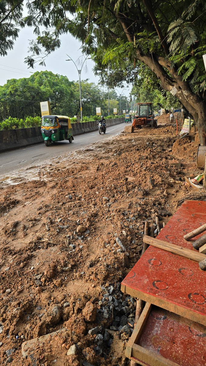YashwanthBN's tweet photo. @DKShivakumar Another day Another drama, first fix basic infra, the road in Jakkasandra has finally been fixed as per @GBA_office @GBAChiefComm standards, now we can get or hands dirty," ಕೈ ಕೆಸರಾದರೆ ಬಾಯಿ ಮೊಸರು " ಅಲ್ವಾ @GBAChiefComm ? https://t.co/oByzCcXJov