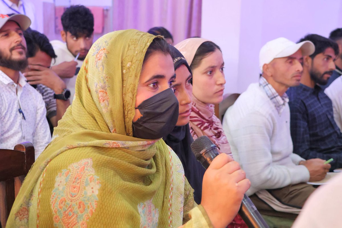 i_CHINAR's tweet photo. 2/2 The LCM encouraged participants to share experiences and explore ways to grow their businesses.
#CHINARInternational #YouthDevelopment #SmallBusinessSupport #SBS #LearningCircleMeeting #Entrepreneurship #BusinessGrowth #Kashmir https://t.co/Si3jdDeD3F