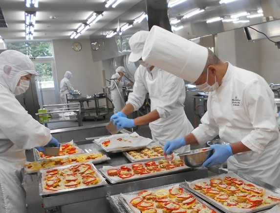 SaitamaCityPR's tweet photo. 【「地元シェフによる学校給食」を実施します】
さいたま市立小・中・特別支援学校３４校で「地元シェフによる学校給食」を実施します。詳しくはリンク先へ。https://t.co/t0UPImvgLd https://t.co/dUOoC2RTjs