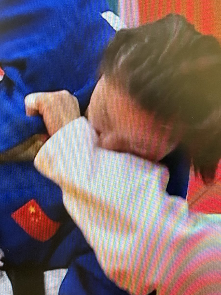 chippin10's tweet photo. アジア大会の柔道で、中国の唐婧(Tang Jing)とかいう選手。押さえ込みに入った直後に前田凛選手に猛烈に噛み付く。松本薫もビックリのガチ野獣。
噛み跡もえぐい。20秒近くずっと噛んでた。 https://t.co/dmLqplLbLq