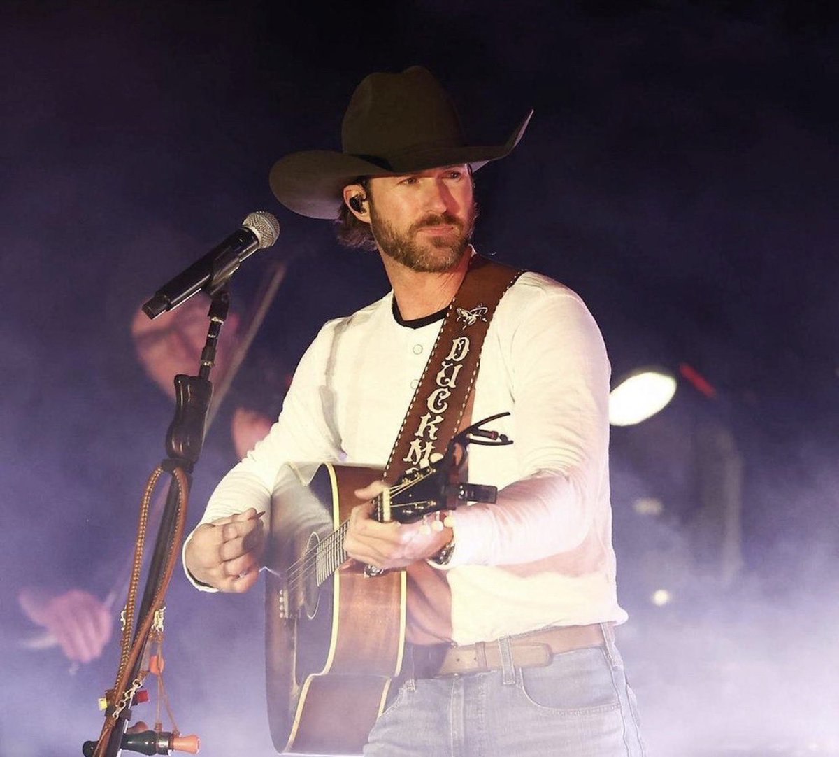 Riley_Green_MGM's tweet photo. The hat, the guitar, the stories… everything about Riley Green represents the heart of traditional country music. 🎸🔥
#RileyGreen #RileyGreenMusic #rileygreencommentary #CountryLegend #MusicFans https://t.co/afMTI3Q8DH