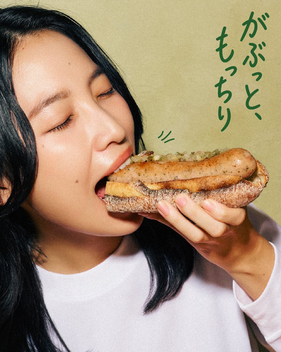 Starbucks_J's tweet photo. がぶっと食べる♬

スターバックスの新しいバゲットサンド、もうお試しいただけましたか？🥖

全4種類のラインアップの中でも、ボリューム満点なのが「ハーブソーセージ スターバックス バゲットサンド」
外は香ばしく、中はもちっとしたバゲットに、ジューシーなソーセージとオニオンレリッシュの爽や
かな酸味が絶妙なバランス。

しっかり食べ応えがあるので、忙しいお仕事の合間のランチにもぴったり👩‍💻✨

お気に入りのコーヒーと一緒に味わえば、慌ただしい一日の中でもほっとひと息つける、ちょっと幸せなランチタイムに☕️

ぜひ、がぶっと頬張ってみてくださいね😋🍴
あなたのおすすめの組み合わせもコメントで教えてください💌

#スターバックス
