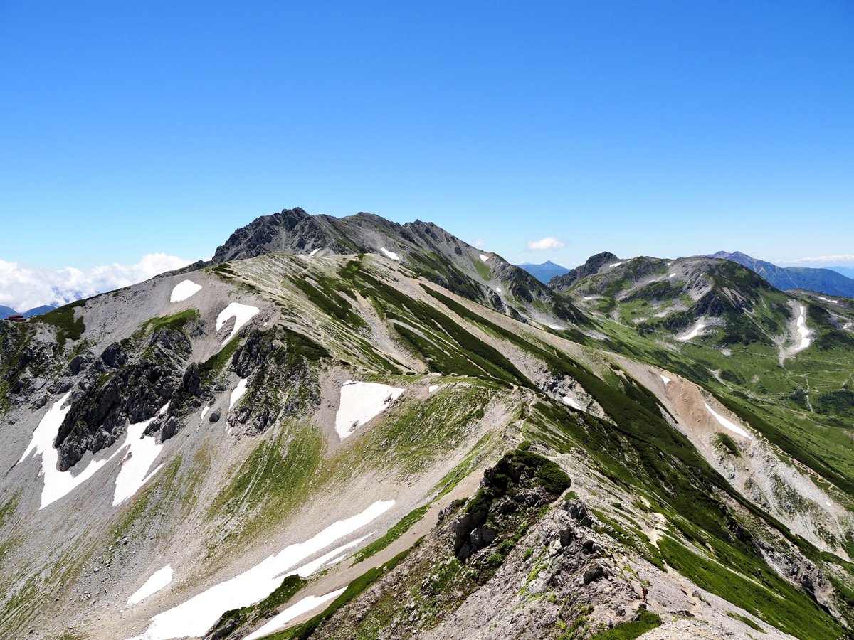shityosyasamaDM's tweet photo. 【立山連峰・富士ノ折立で転倒、左足骨折の重傷】

29日午後、友人4人と1泊2日で登山中の73歳女性が、富士ノ折立から真砂岳へ向かう途中(標高約2,900m)で転倒。
左足のひざ下を骨折し、県警ヘリで救助されました。

転んだのは、砂利の上に大小の石が積み重なった登山道だったとのことです。