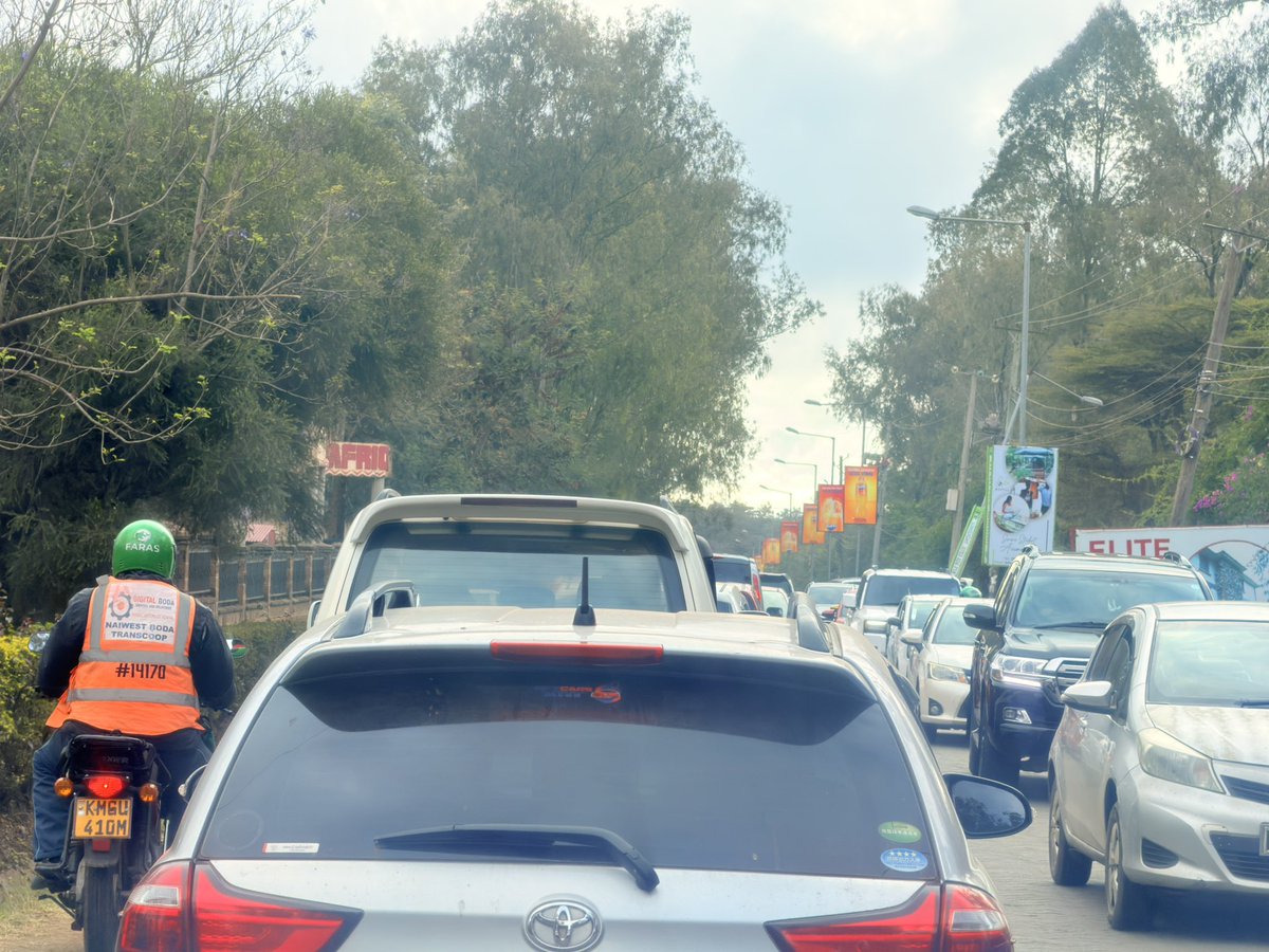 KibettEK's tweet photo. Hey @cuea_official this is absolutely unnecessary traffic caused by barricades on a public road at your gate. https://t.co/gwd7ow6IOR