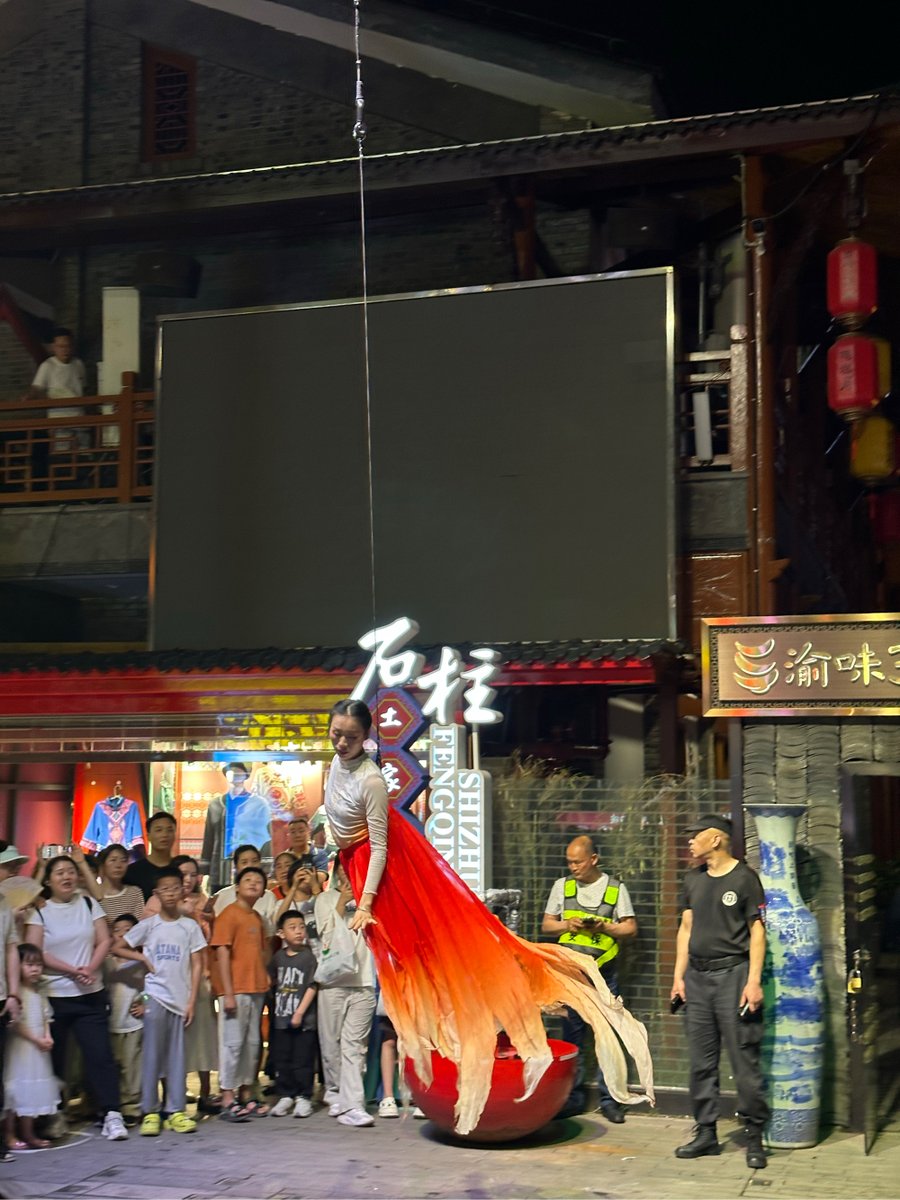 puddv403033's tweet photo. [I spotted a person performing acrobatic stunts on the street! The energetic routine of cartwheels and flips is totally impressive. #StreetPerformance]， https://t.co/QPrVnOIwXx