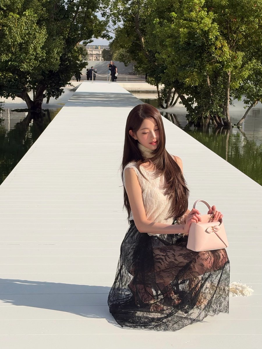 snackvvtw's tweet photo. Dior’s exquisite creations reach their full beauty when they are worn by the breathtaking Wonyoung💕💕

WONYOUNG IN DIOR
#WonyoungDiorSummer27
#JANGWONYOUNG
#WONYOUNG
#DiorSummer27 @Dior https://t.co/CN7mQIY6Jc