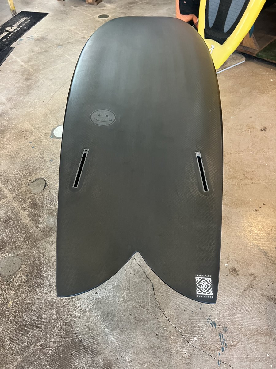 theshopsurf's tweet photo. まだ世界に1本しかないロブマチャド本人シェープでジャパングラシッシング
人気のTOOFISHフルカーボンEPS程度良好USEDボード
5.3x201/2x21/4 28.6L
程度は数回使用のみで凹みキズ全くなく新品同様の状態
適正体重　最大で67kgくらいまでの方ベスト！
新品フルオーダー¥475000がお買い得価格¥275000税込 https://t.co/TV4giZXmd5