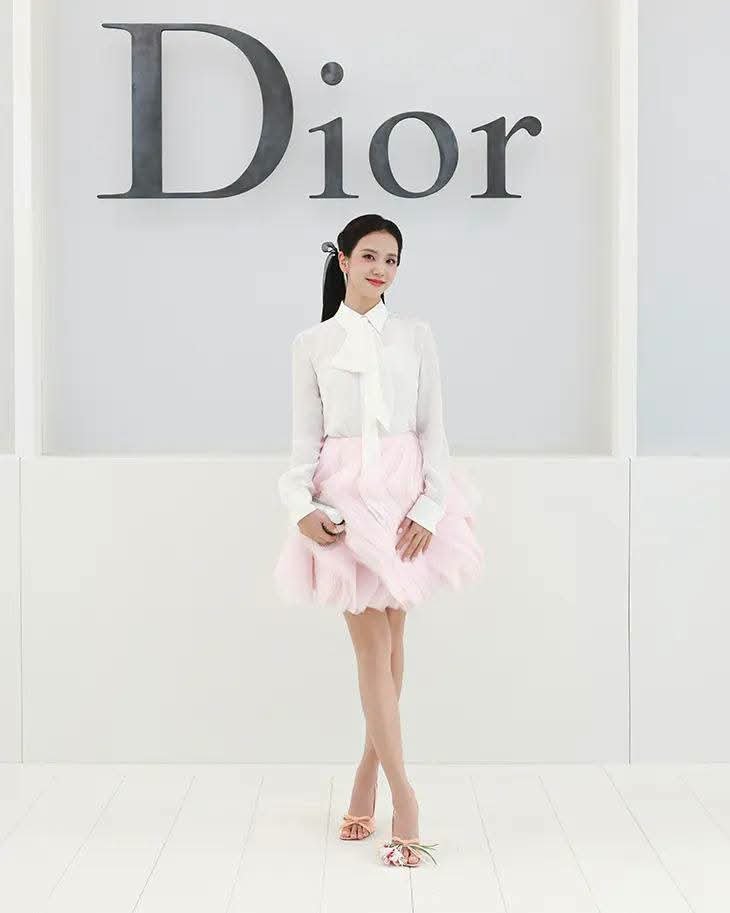 SooyitaAdry87's tweet photo. @Dior #JISOOxDiorSummer27 la #MusaDior #1 👌🤩🐰🌳👑 https://t.co/k6UZ2FOwpr