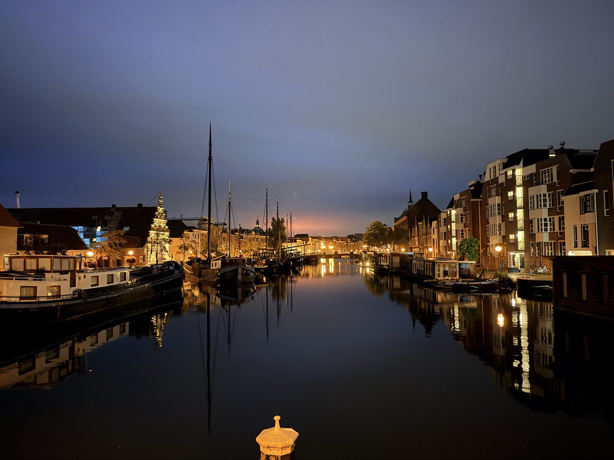 GroenEAJ's tweet photo. Leiden bij dageraad op 1 oktober 2026. Op weg naar Wageningen (WUR) voor een bezoek aan de universiteit met uitleg over boomsoorten die ‘klimaatbestendig’ zijn. Bomen die op de groeiplaats gezond oud kunnen worden.

#bomen #trees https://t.co/TfZBs7BNnp