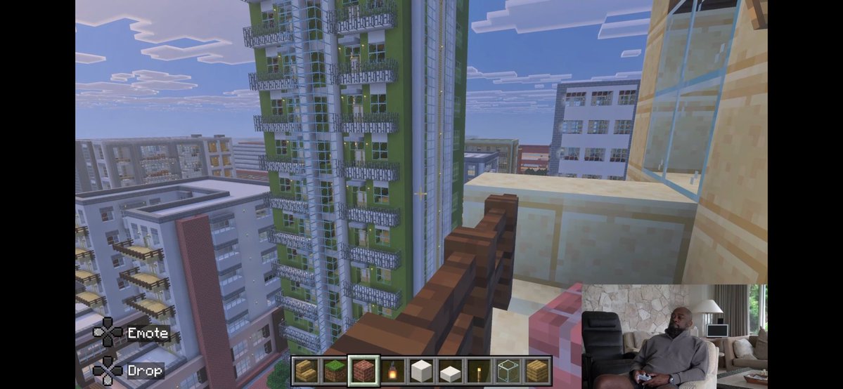 effingbirdman's tweet photo. this dude was frying the ravens defense with a 41 year old qb while simultaneously building a whole city in Minecraft #lank https://t.co/1RcBjrucbs